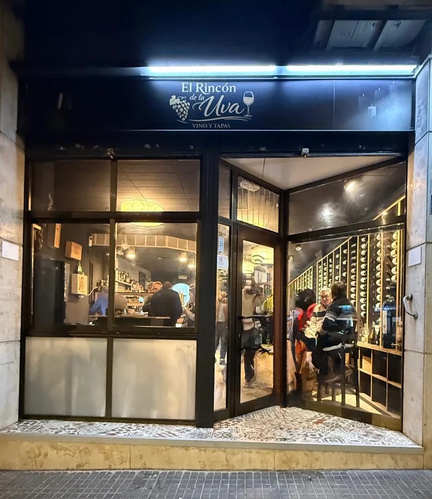 Fachada de El Rincón de la Uva de noche en Gavà