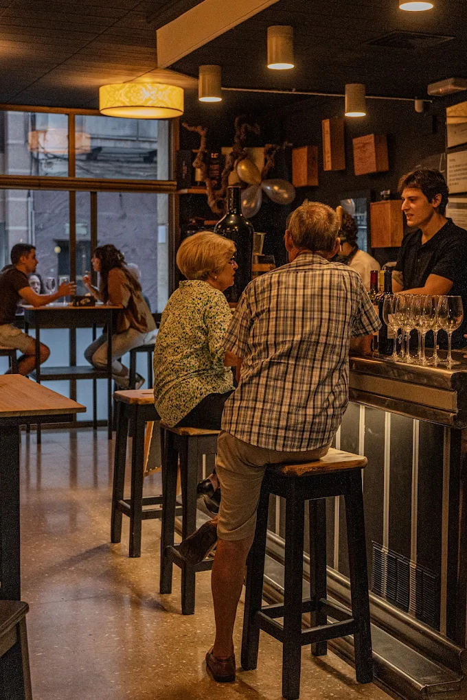Clientes en la barra de El Rincón de la Uva