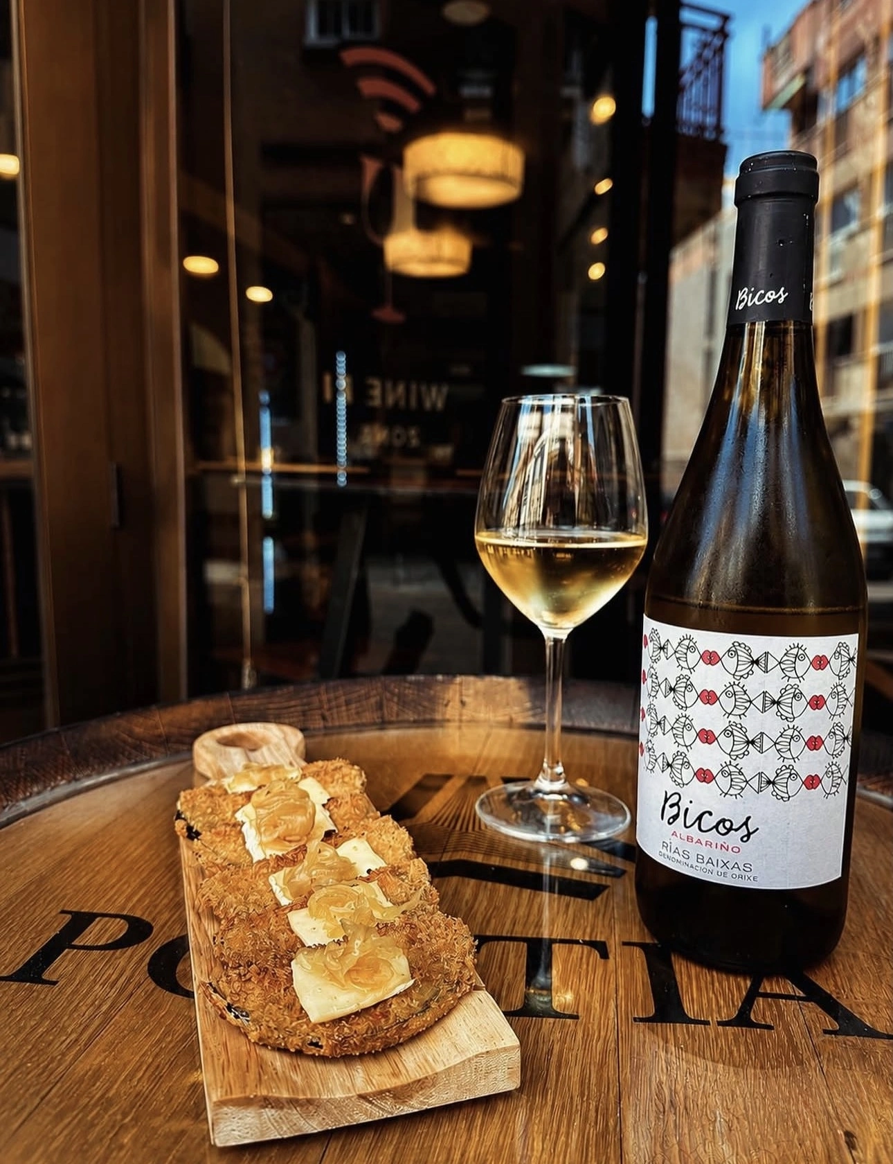 Albariño Bicos con tapa en El Rincón de la Uva