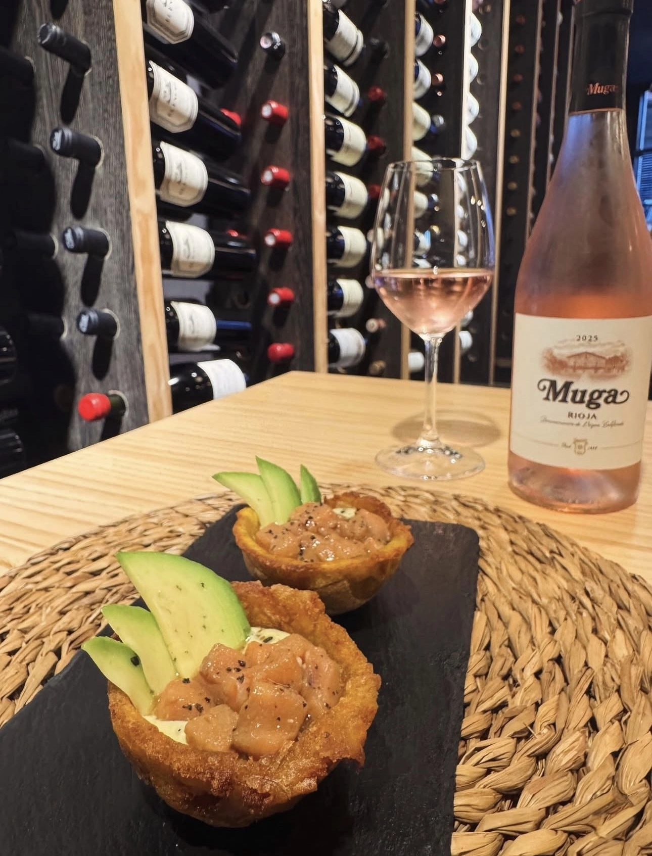 Tataki con rosado Muga y el vinotero de El Rincón de la Uva al fondo