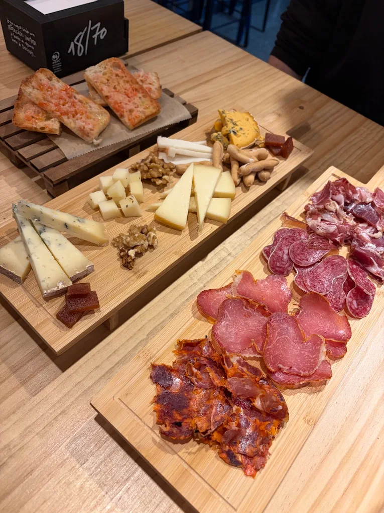 Tabla de quesos artesanales y embutidos ibéricos