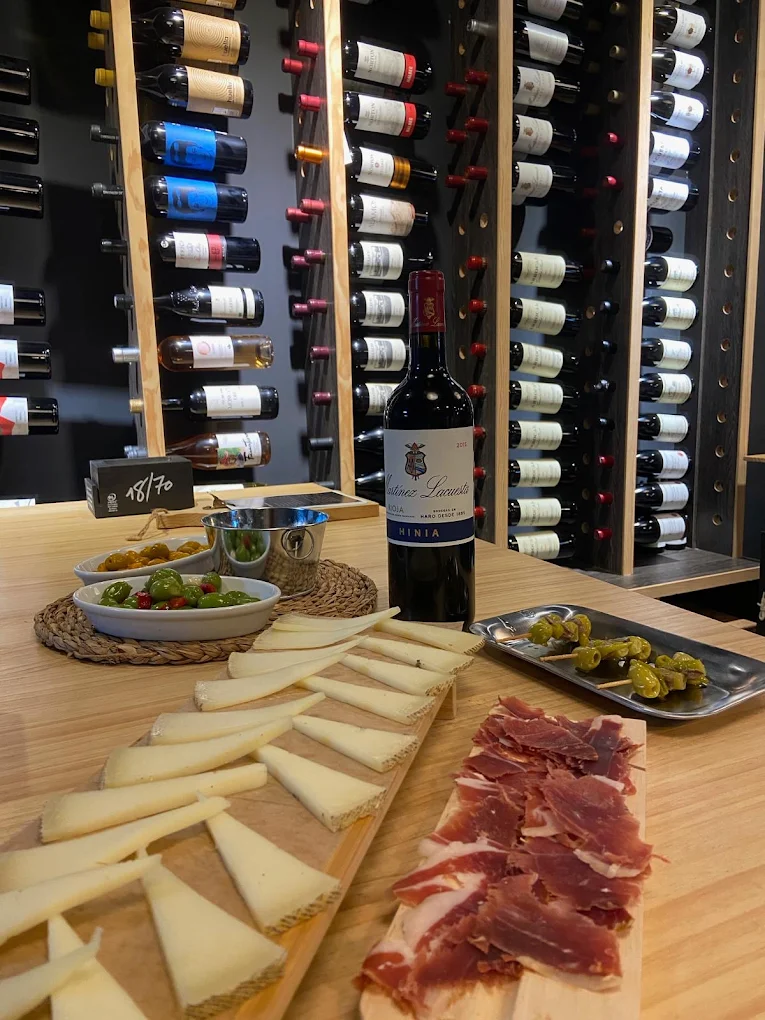 Jamón ibérico con vino en El Rincón de la Uva