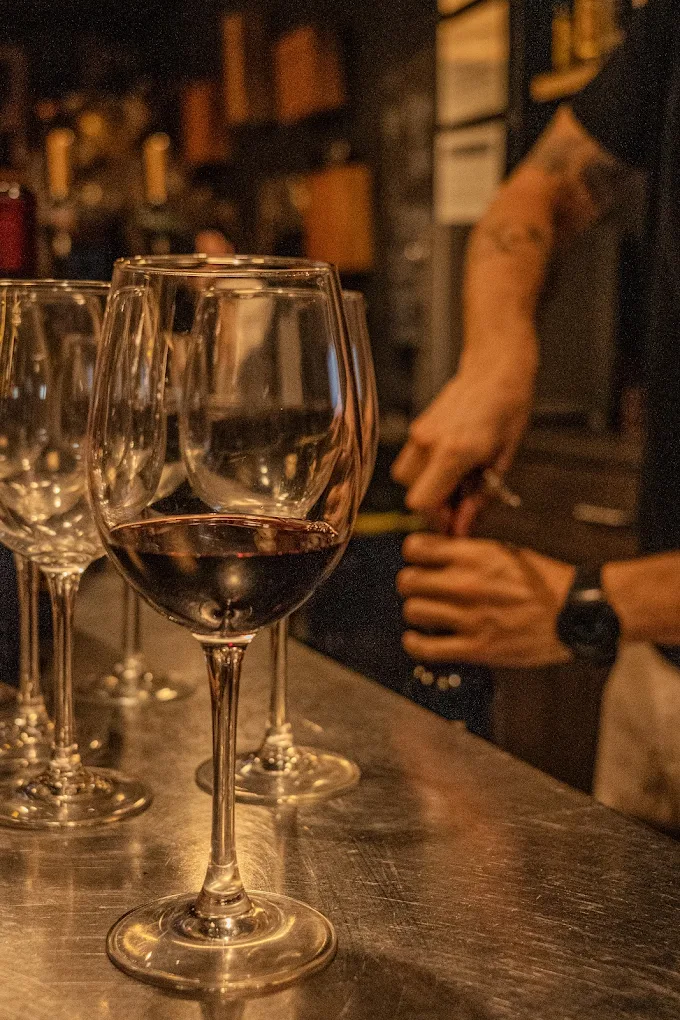 Copas de vino tinto en la barra de El Rincón de la Uva