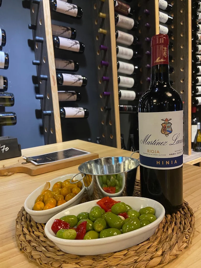 Tabla con aceitunas y vino Martínez Lacuesta en la bodega